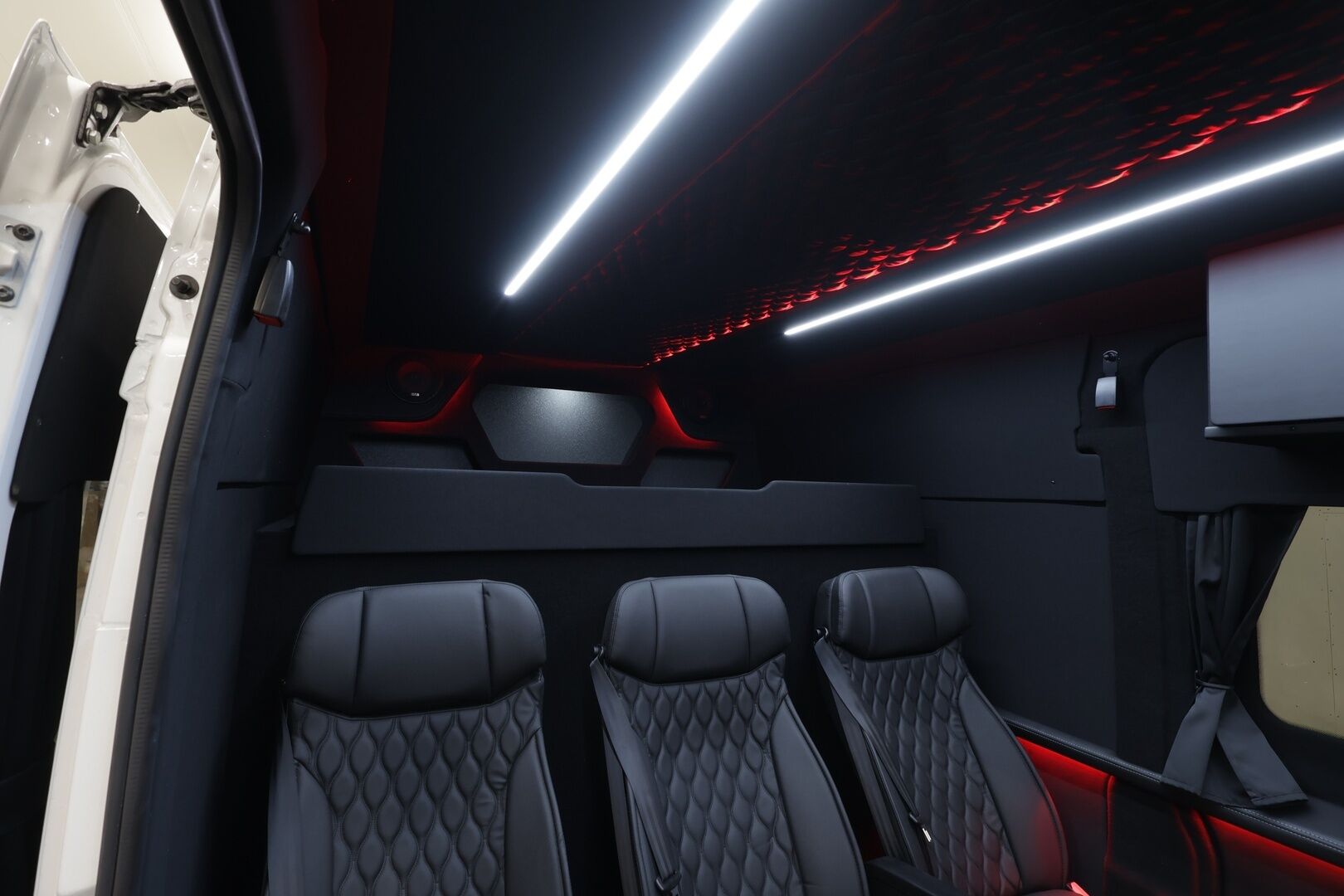 PEUGEOT BOXER 2025 L4H2 180hv Aut 6-P * Sorsa Royal Jatko-ohjaamo / Huippuvarusteltu / Vakkari / P.kamera / Nahat / LED-Lisä / GAS Audio / Navi / 2x Renkaat / ALV * - Keularauta / Kylkiputket / Lisäpitkä / Tehdastakuu voimassa - HULLUT AVAJAISHULINAT KORKOTARJOUS 3,29 %