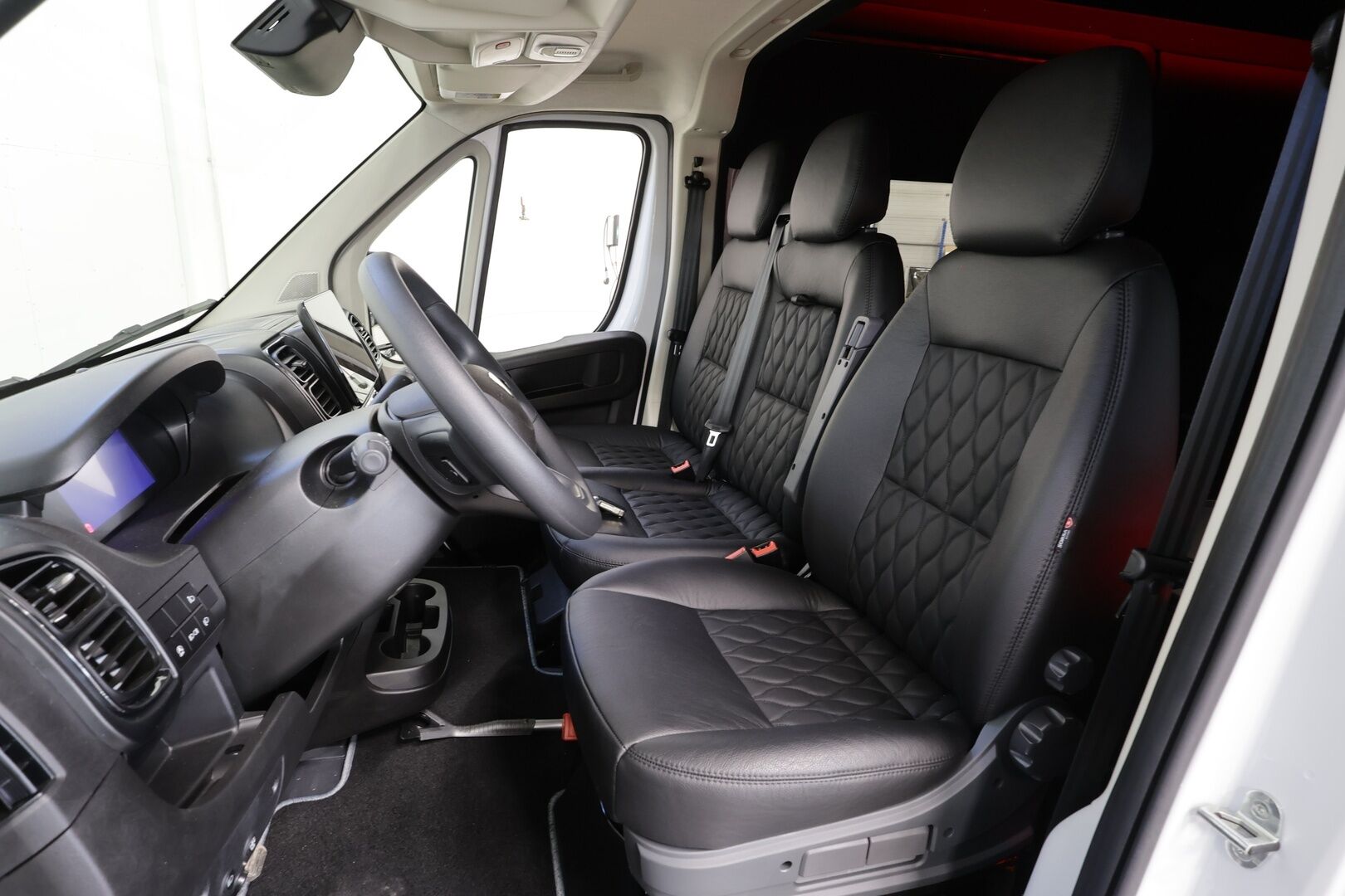 PEUGEOT BOXER 2025 L4H2 180hv Aut 6-P * Sorsa Royal Jatko-ohjaamo / Huippuvarusteltu / Vakkari / P.kamera / Nahat / LED-Lisä / GAS Audio / Navi / 2x Renkaat / ALV * - Keularauta / Kylkiputket / Lisäpitkä / Tehdastakuu voimassa - HULLUT AVAJAISHULINAT KORKOTARJOUS 3,29 %