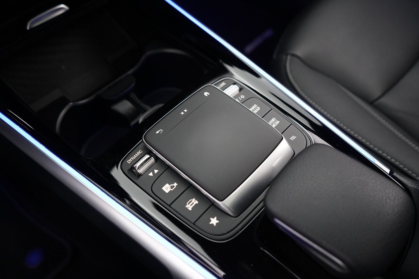 MERCEDES-BENZ EQB 2022 350 4MATIC AMG 7-P - Distronic+ | Midline | Panorama | 360° | Kaistavahti | LED | Navi | Keyless | Nahat | Sähköluukku | 7-Paikkainen | SoH 98.2% | AMG sisä- ja ulkopaketti | Kahdet Mersun vanteet | Puhdas Carvetical 