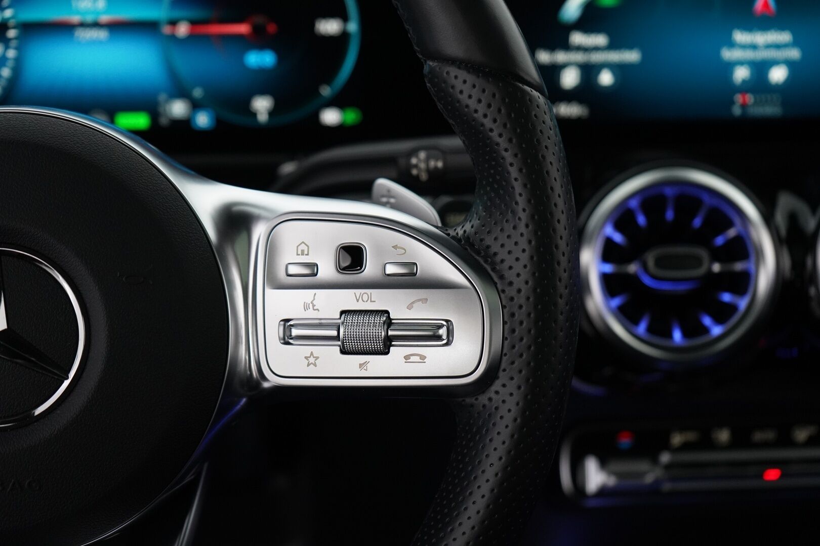 MERCEDES-BENZ EQB 2022 350 4MATIC AMG 7-P - Distronic+ | Midline | Panorama | 360° | Kaistavahti | LED | Navi | Keyless | Nahat | Sähköluukku | 7-Paikkainen | SoH 98.2% | AMG sisä- ja ulkopaketti | Kahdet Mersun vanteet | Puhdas Carvetical 
