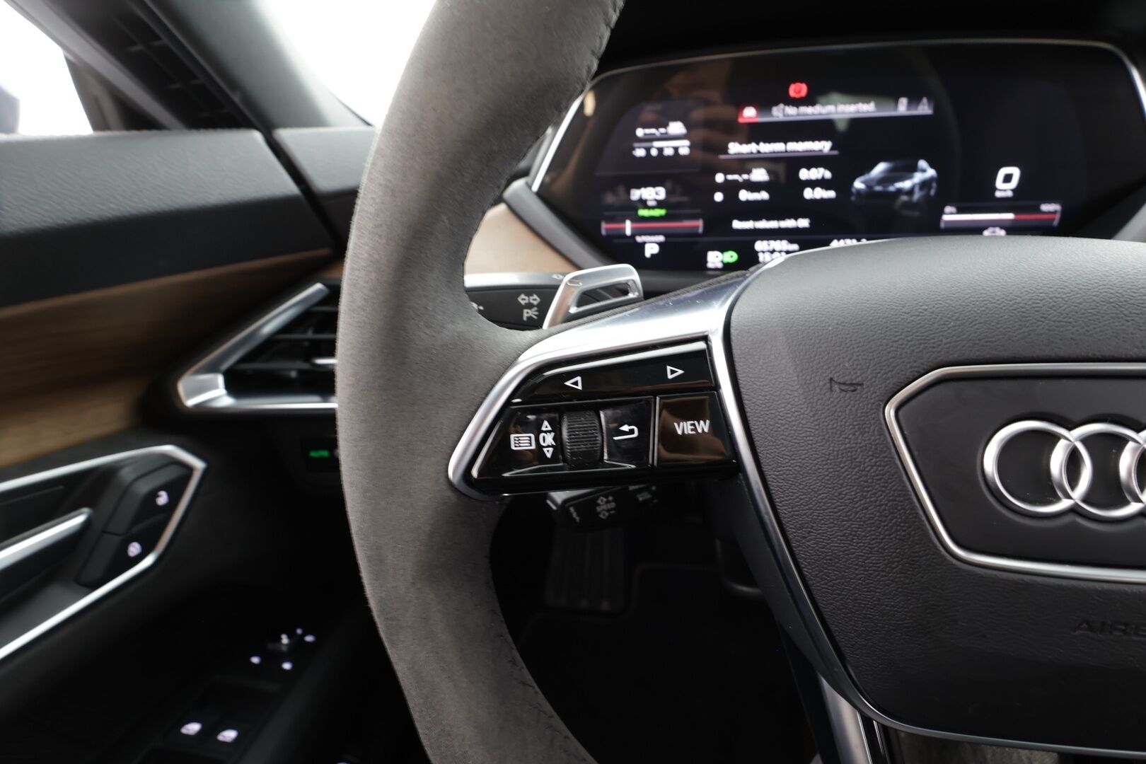 AUDI E-TRON GT 2022 60 quattro - | ACC | HUD | ILP | 360° | Panoraama | Nelipyöräohjaus | Ilma-alusta | 14-Penkit | Matrix LED | Kahdet renkaat aluvanteilla |