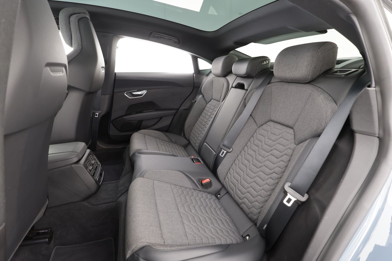 AUDI E-TRON GT 2022 60 quattro - | ACC | HUD | ILP | 360° | Panoraama | Nelipyöräohjaus | Ilma-alusta | 14-Penkit | Matrix LED | Kahdet renkaat aluvanteilla |