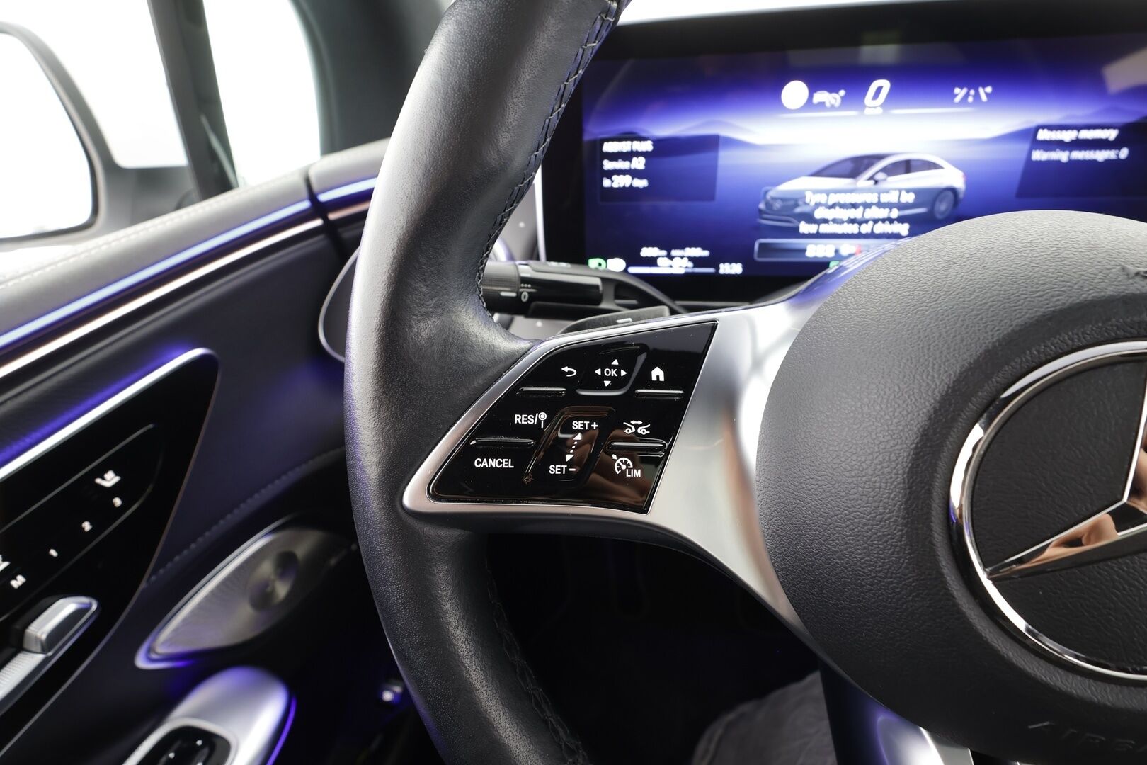 MERCEDES-BENZ EQE 2022 350+ - | Distronic+ | Burmester / 360° | Ilmastoidut muistinahat | Digital Light | Panorama | HUD / Airmatic | Keyless | Akuston esilämmitys | Ratinlämmitin | Merkkihuollettu | Supervarusteet 