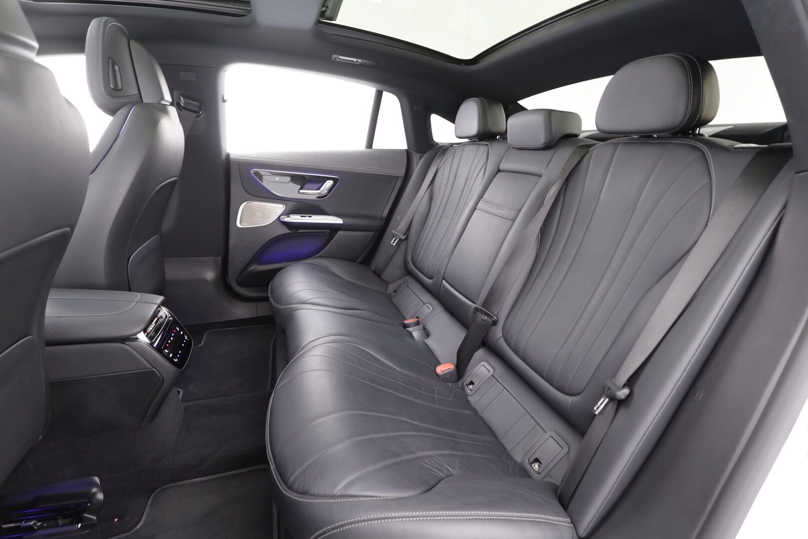 MERCEDES-BENZ EQE 2022 350+ - | Distronic+ | Burmester / 360° | Ilmastoidut muistinahat | Digital Light | Panorama | HUD / Airmatic | Keyless | Akuston esilämmitys | Ratinlämmitin | Merkkihuollettu | Supervarusteet 