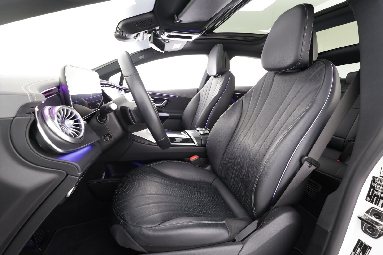 MERCEDES-BENZ EQE 2022 350+ - | Distronic+ | Burmester / 360° | Ilmastoidut muistinahat | Digital Light | Panorama | HUD / Airmatic | Keyless | Akuston esilämmitys | Ratinlämmitin | Merkkihuollettu | Supervarusteet 