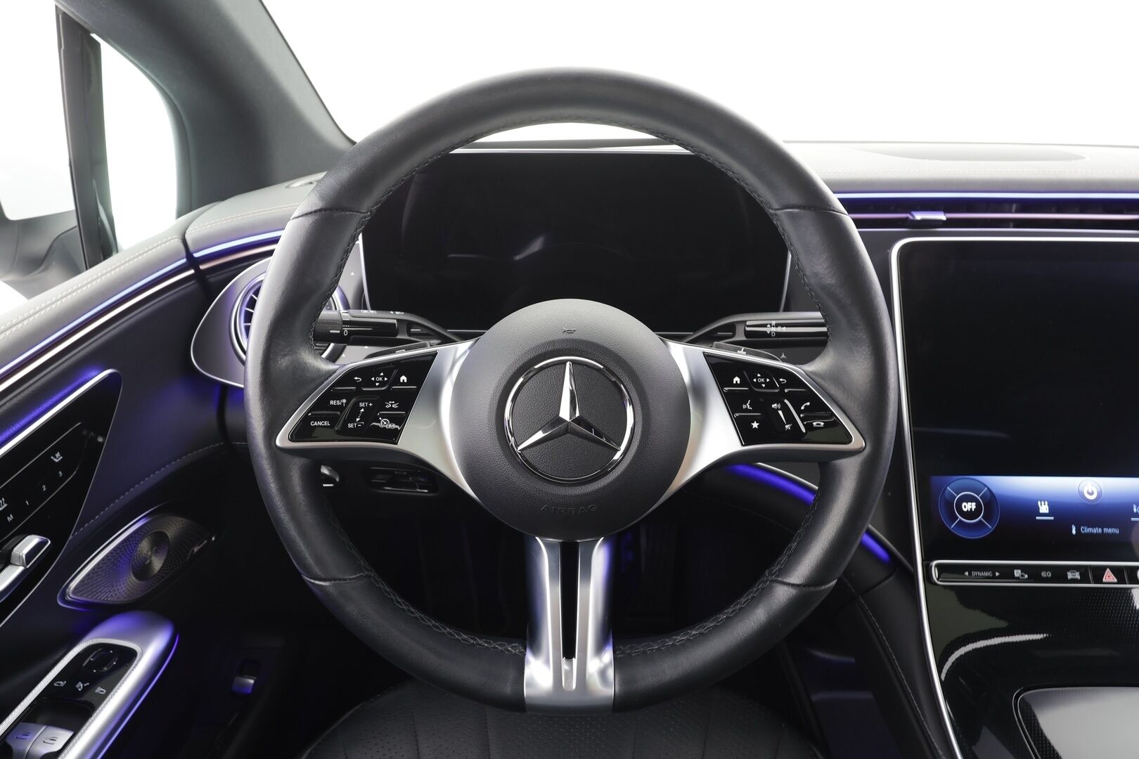 MERCEDES-BENZ EQE 2022 350+ - | Distronic+ | Burmester / 360° | Ilmastoidut muistinahat | Digital Light | Panorama | HUD / Airmatic | Keyless | Akuston esilämmitys | Ratinlämmitin | Merkkihuollettu | Supervarusteet 