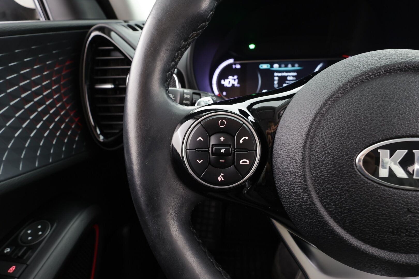 KIA E-SOUL 2021 Electro 64 kWh 204 hv Spirit - ACC | ILP | H&K | HUD | Ilmastoidut nahat | Navi | LED | P.Kamera | Sähköpenkit | Ratinlämmitin | Merkkihuollettu | Huippuvarusteet