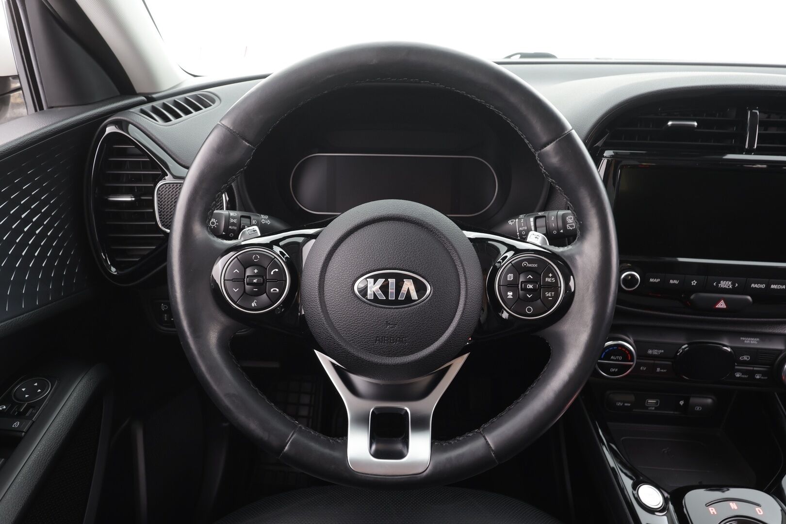 KIA E-SOUL 2021 Electro 64 kWh 204 hv Spirit - ACC | ILP | H&K | HUD | Ilmastoidut nahat | Navi | LED | P.Kamera | Sähköpenkit | Ratinlämmitin | Merkkihuollettu | Huippuvarusteet
