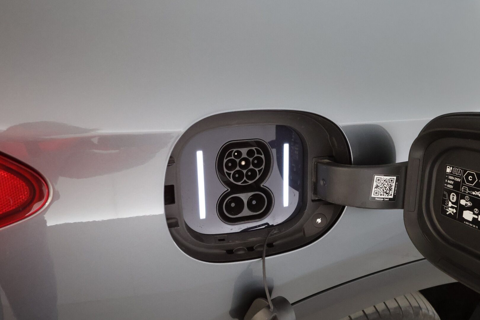 MERCEDES-BENZ EQE SUV 2023 350 4Matic - | Distronic+ | Hyperscreen | ILP | Koukku | Burmester | Panorama | Digital Light | 360° | Muistinahat | Ratinlämmitin | Navi | Keyless | Kahdet renkaat aluvanteilla | Huippuvarusteet |