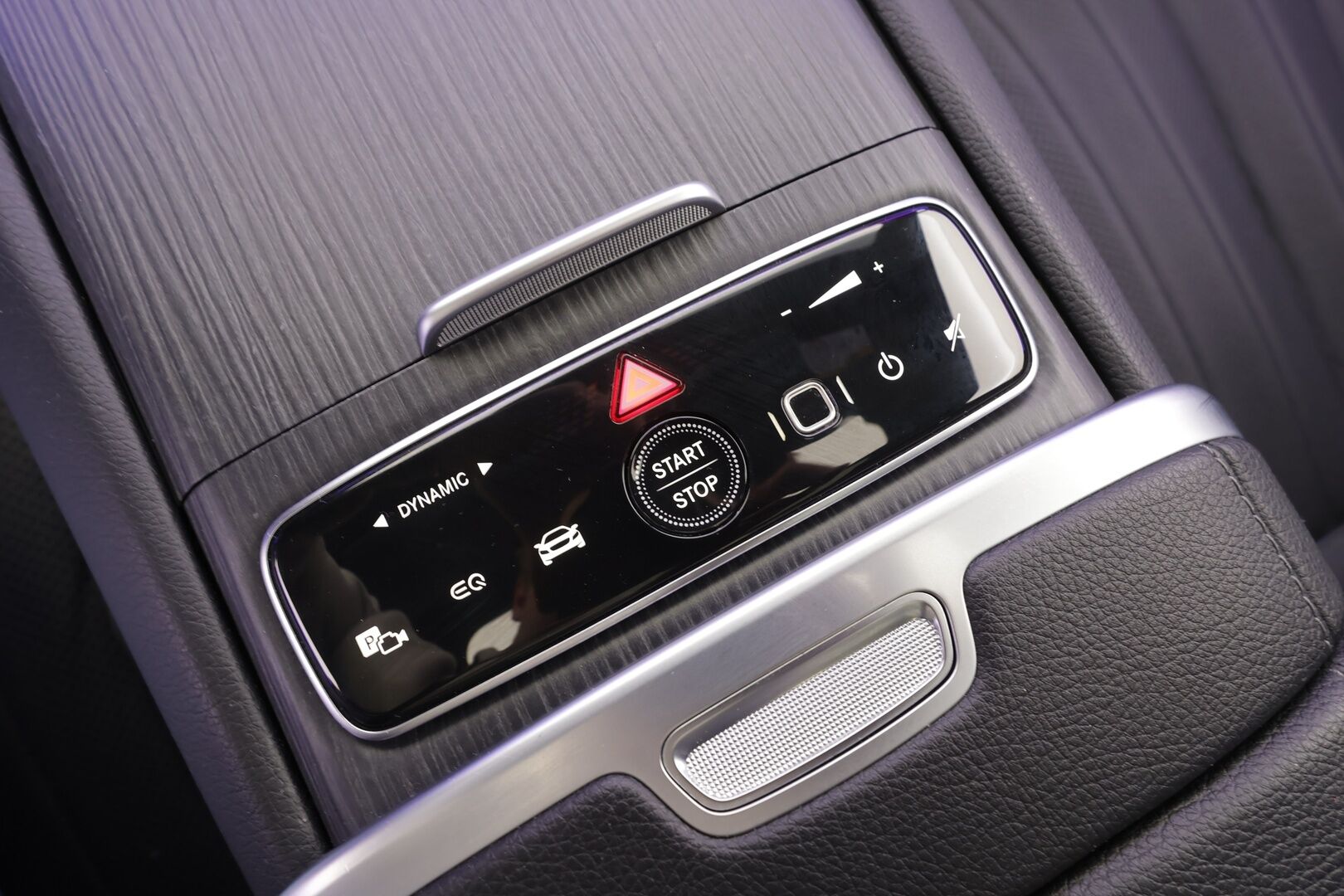 MERCEDES-BENZ EQE SUV 2023 350 4Matic - | Distronic+ | Hyperscreen | ILP | Koukku | Burmester | Panorama | Digital Light | 360° | Muistinahat | Ratinlämmitin | Navi | Keyless | Kahdet renkaat aluvanteilla | Huippuvarusteet |