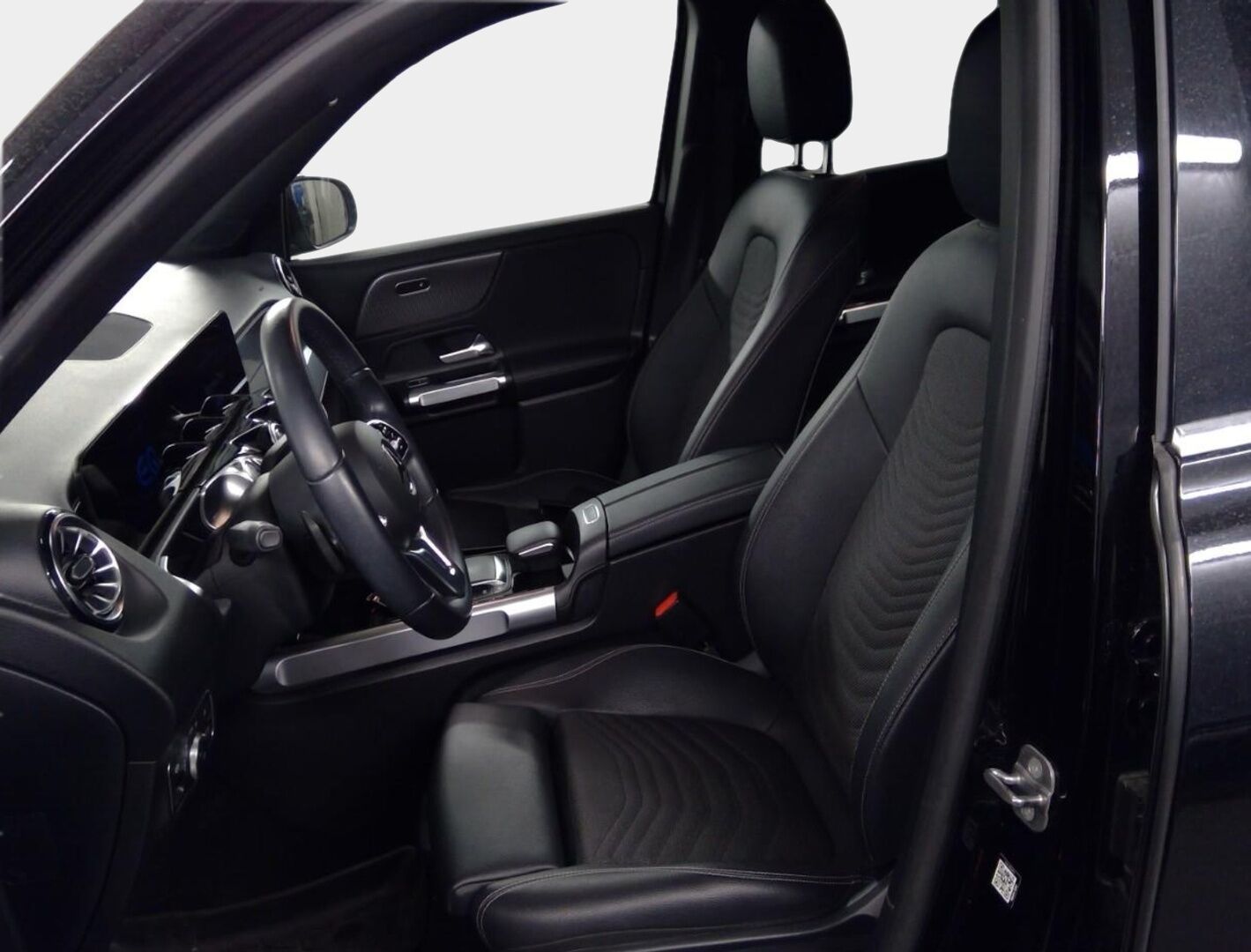 MERCEDES-BENZ EQB 2023 300 4Matic - | Distronic+ | Kaistavahti | P.Kamera | Widescreen | LED | Navi | Puolinahat | Sähköluukku | Katvevaroitin | Kahdet renkaat aluvanteilla | Merkkihuollettu |