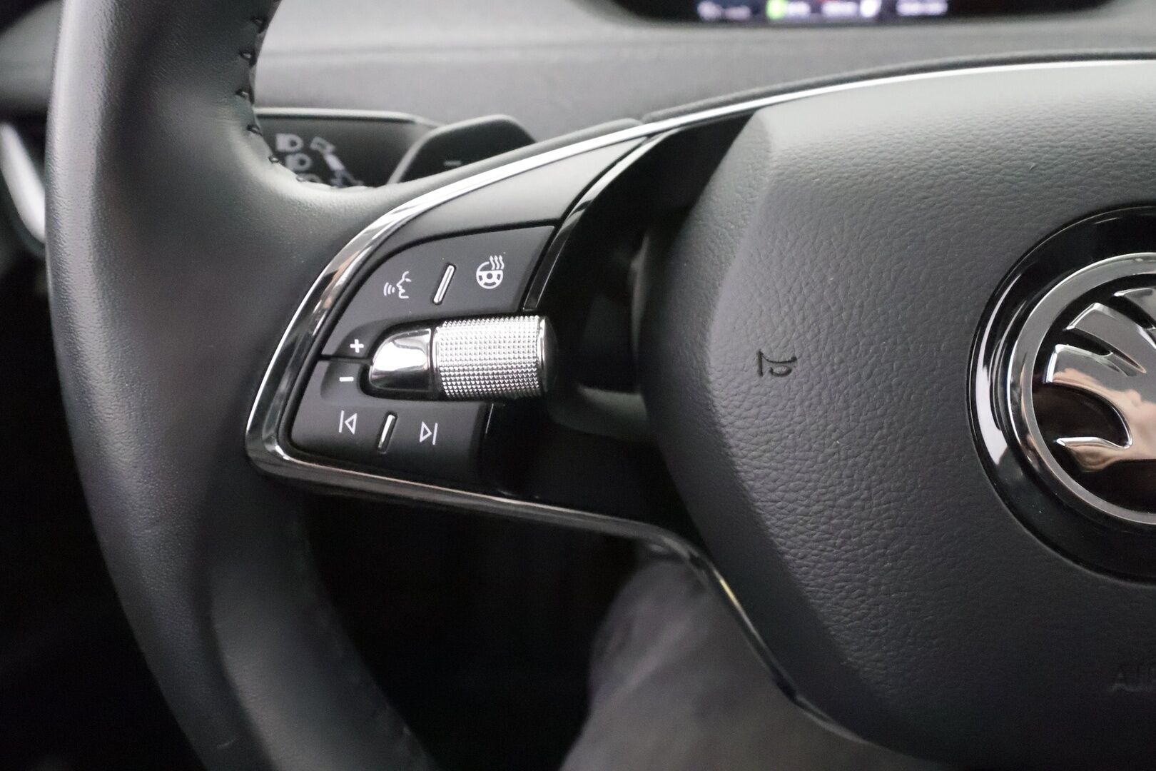 SKODA ENYAQ 2023 80x 4x4 iV - Lämpöpumppu | Koukku | Matrix LED | ACC | Peruutuskamera | Puolinahkasisusta | Muistipenkki | Ratinlämmitys | Huippuvarusteet!