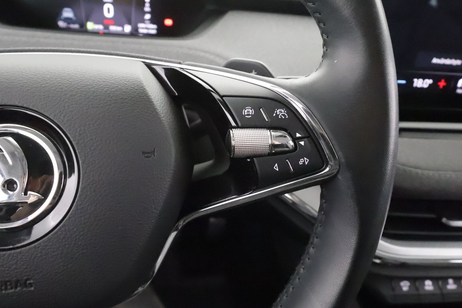 SKODA ENYAQ 2023 80x 4x4 iV - Lämpöpumppu | Koukku | Matrix LED | ACC | Peruutuskamera | Puolinahkasisusta | Muistipenkki | Ratinlämmitys | Huippuvarusteet!