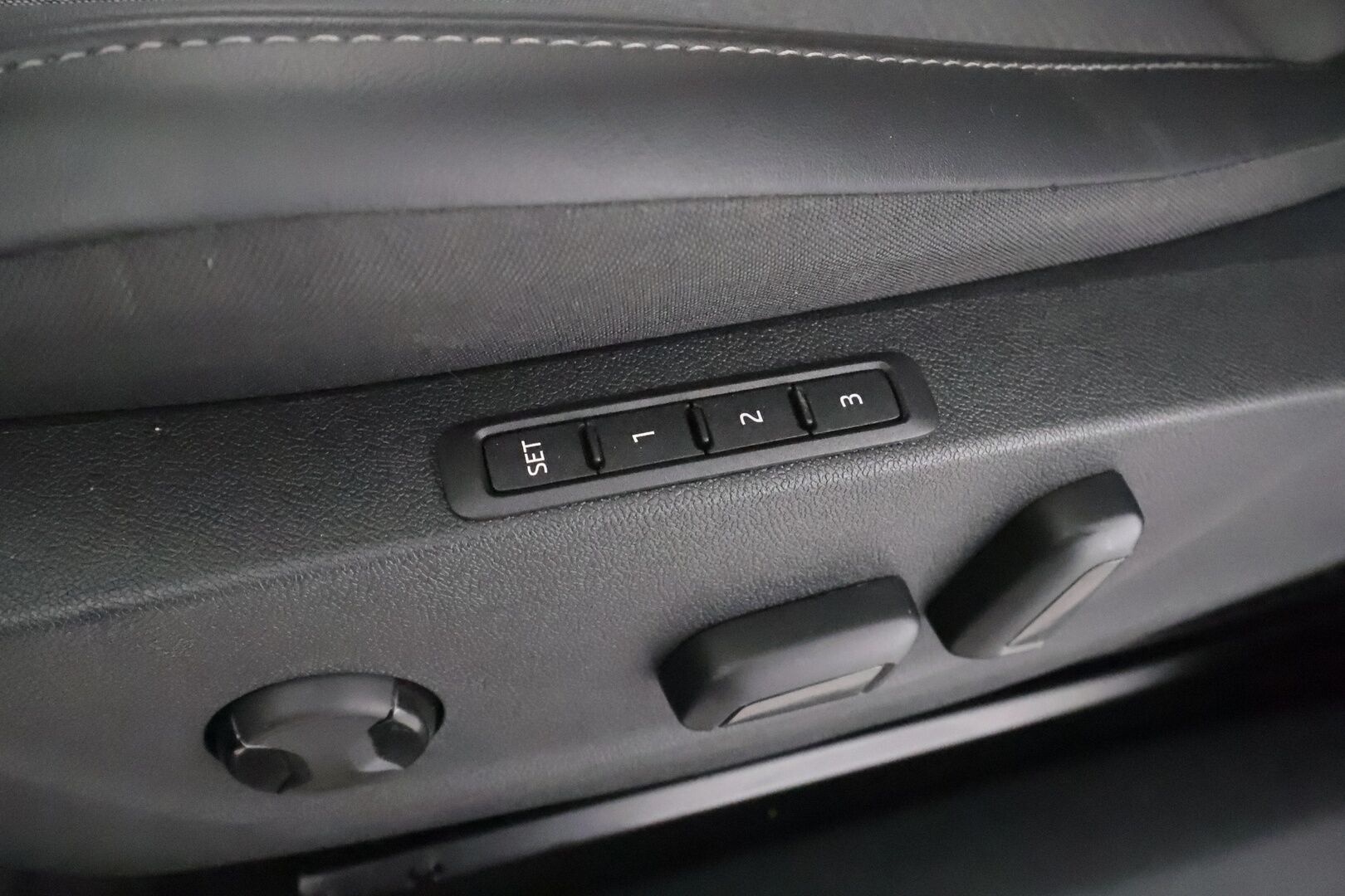 SKODA ENYAQ 2023 80x 4x4 iV - Lämpöpumppu | Koukku | Matrix LED | ACC | Peruutuskamera | Puolinahkasisusta | Muistipenkki | Ratinlämmitys | Huippuvarusteet!