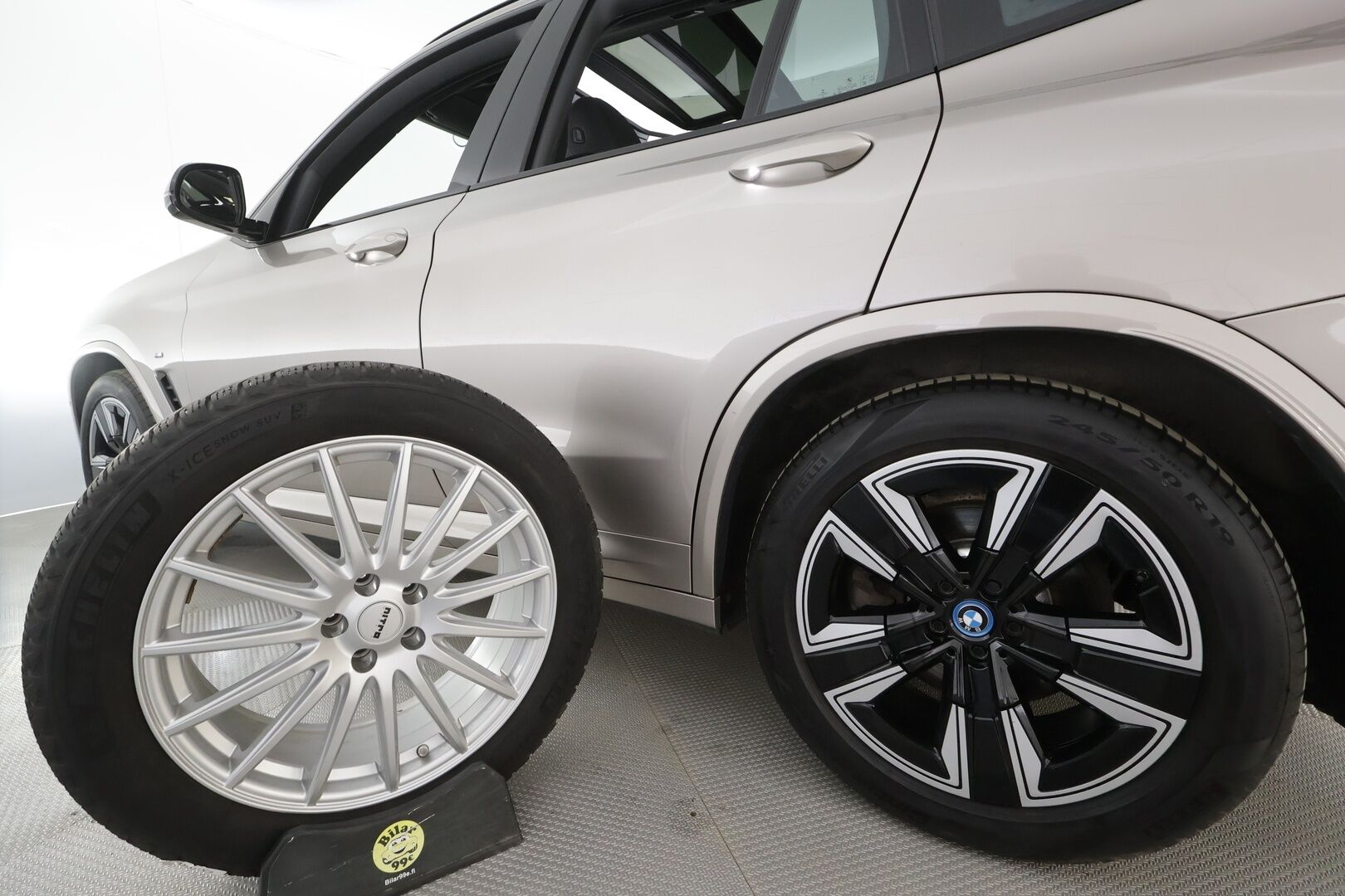 BMW IX3 2023 M-Sport - ACC | Koukku | Panorama | Muistipenkki | Adapt.LED | Sporttinahat | Navi | Adapt.Alusta | P.Kamera | Kahdet renkaat aluvanteilla | Merkkihuollettu
