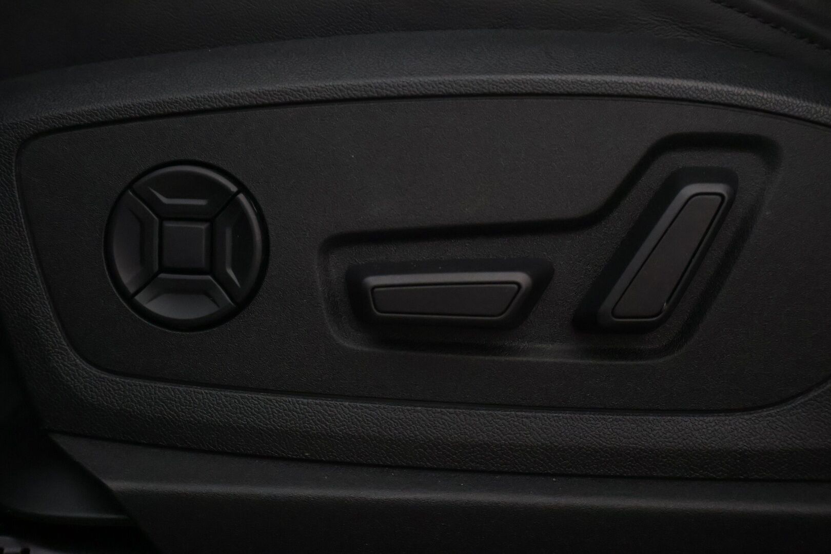 Audi Q8 e-tron 2024 Q8 50 e-tron Quattro Advanced - | ACC | P. Kamera | MMI Navi Plus | Muistipenkki kuskilla | Nahkasisusta | Audi Sound System | LED | Merkkihuollettu |