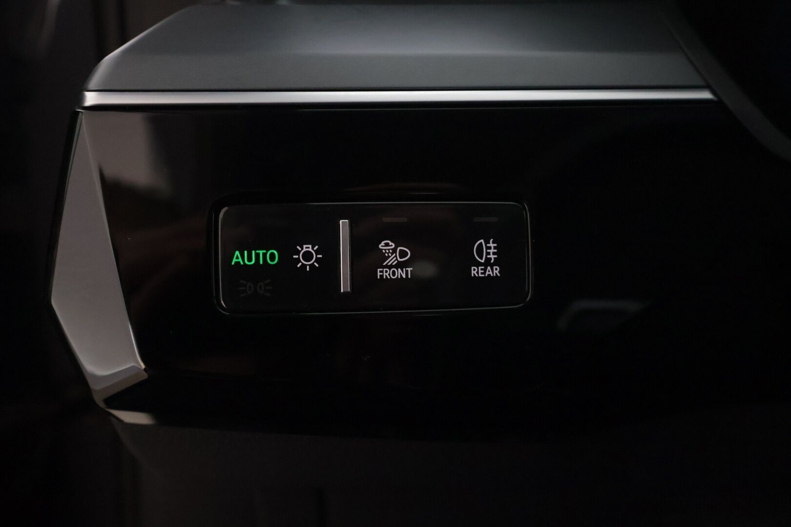 Audi Q8 e-tron 2024 Q8 50 e-tron Quattro Advanced - | ACC | P. Kamera | MMI Navi Plus | Muistipenkki kuskilla | Nahkasisusta | Audi Sound System | LED | Merkkihuollettu |
