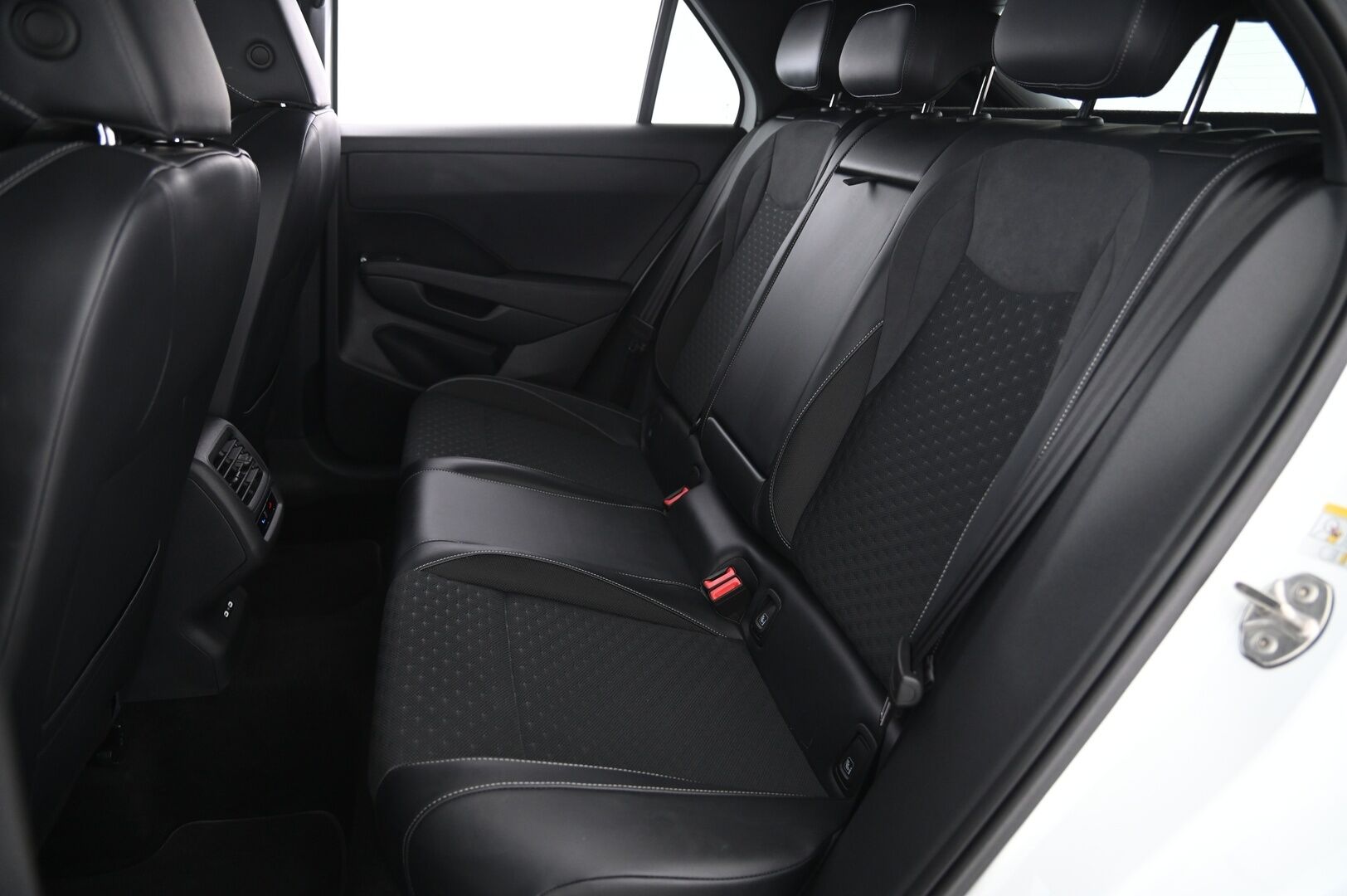 Volkswagen T-Roc 2026 R-Line 1,5 eTSI 110 kW (MHEV) DSG-automaatti |