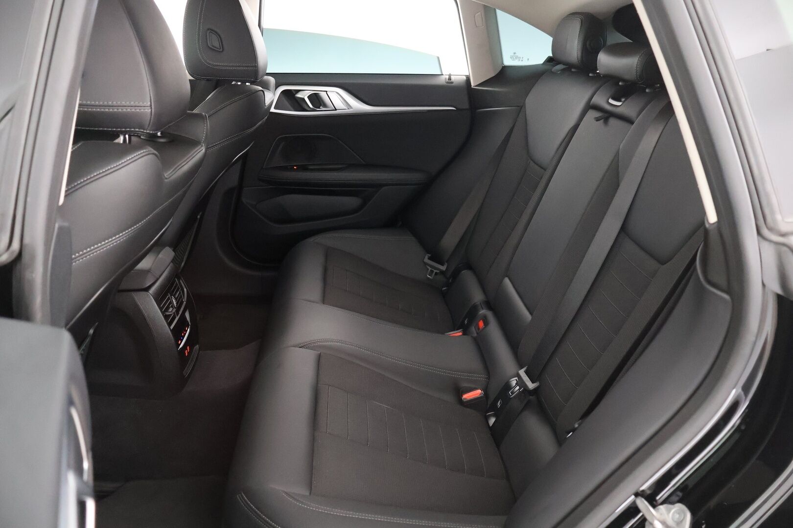 BMW i4 2024 eDrive40 Charged - ACC | Vetokoukku | 360-Kamera | Katveavustin | HiFi | LED | Sporttipenkit 