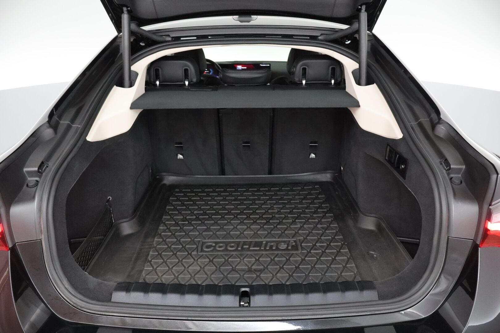 BMW i4 2024 eDrive40 Charged - ACC | Vetokoukku | 360-Kamera | Katveavustin | HiFi | LED | Sporttipenkit 