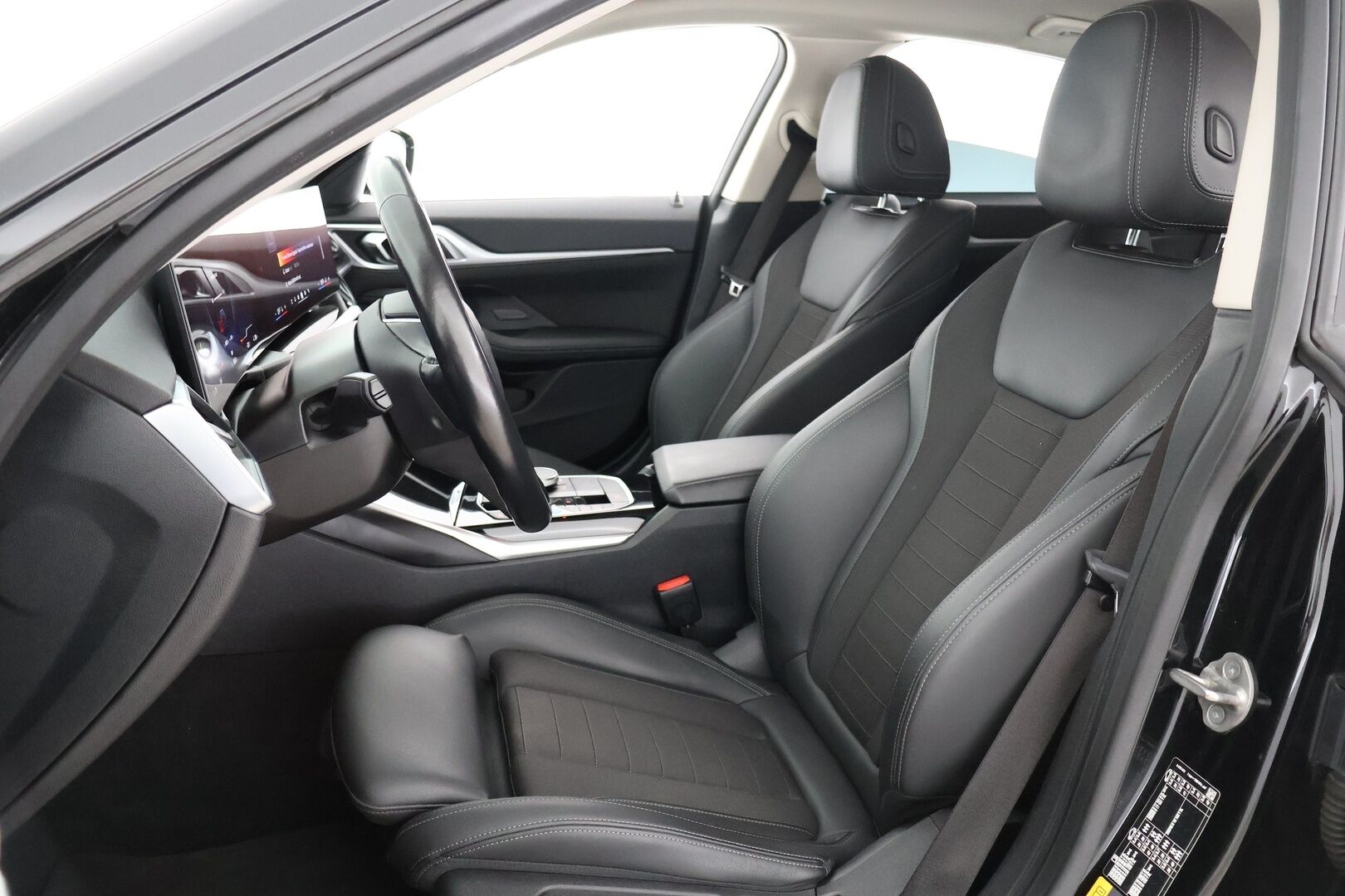 BMW i4 2024 eDrive40 Charged - ACC | Vetokoukku | 360-Kamera | Katveavustin | HiFi | LED | Sporttipenkit 