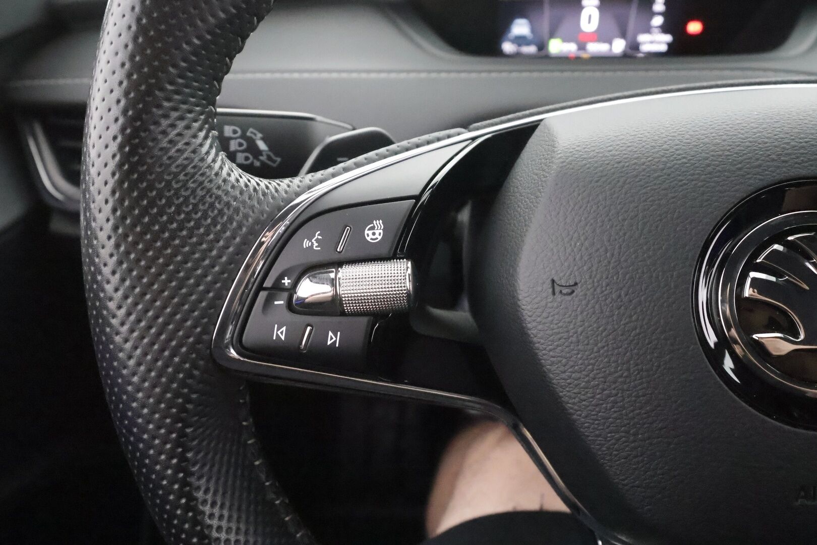 Skoda Enyaq 2022 80x 4x4 iV Sportline - | ACC | ILP | Crystal Light Matrix-LED | P.Kamera | Keyless | Puolinahat | Apple&Android | Merkkihuollettu | Kahdet Renkaat | Koti & Kauppalaturi |