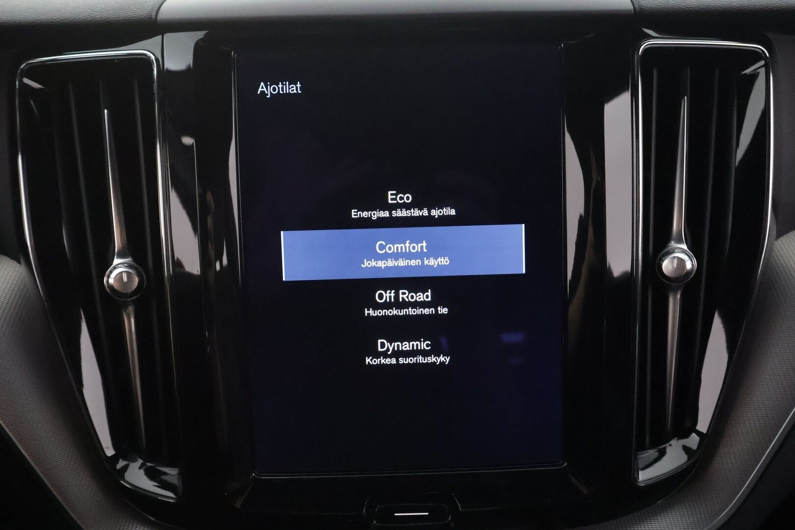 Volvo XC60 2018 T5 AWD R-Design aut. - | Pilot assist | Webasto | HUD | Full-LED | muistipenkki | Keyless | High performance audio | Merkkihuollettu | Kahdet Renkaat |