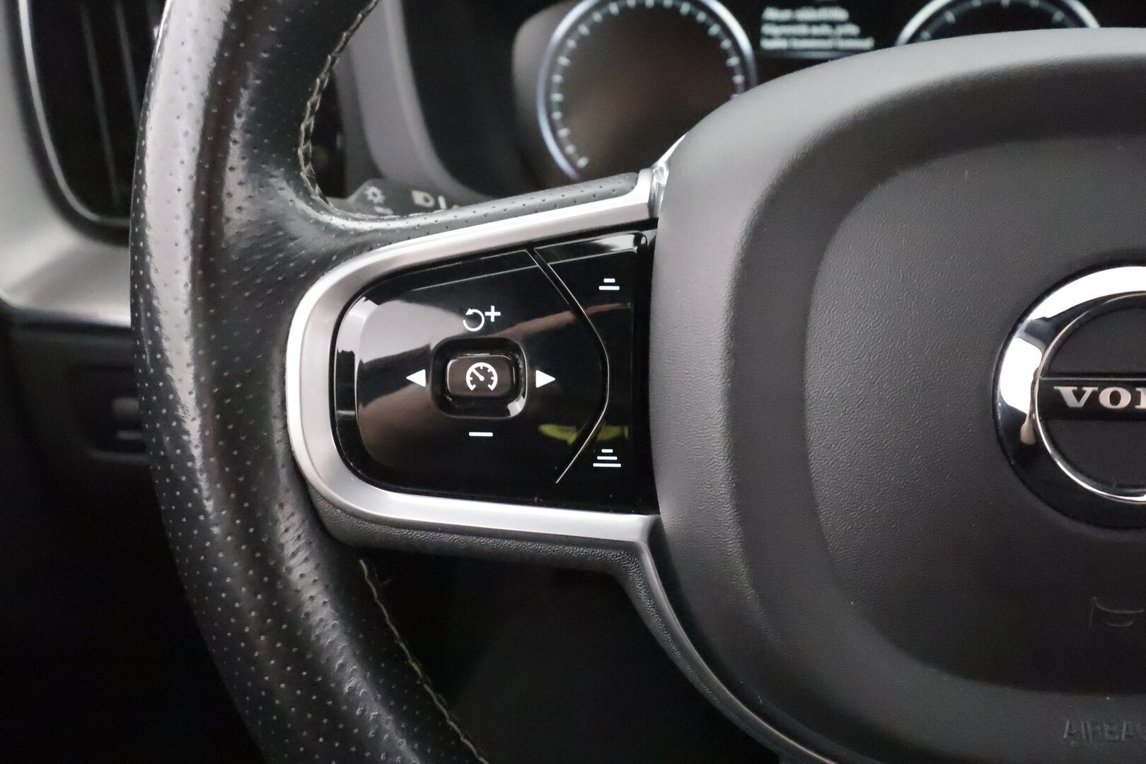 Volvo XC60 2018 T5 AWD R-Design aut. - | Pilot assist | Webasto | HUD | Full-LED | muistipenkki | Keyless | High performance audio | Merkkihuollettu | Kahdet Renkaat |