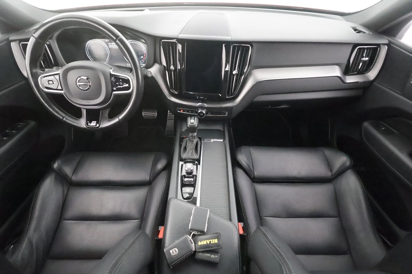 Volvo XC60 2018 T5 AWD R-Design aut. - | Pilot assist | Webasto | HUD | Full-LED | muistipenkki | Keyless | High performance audio | Merkkihuollettu | Kahdet Renkaat |