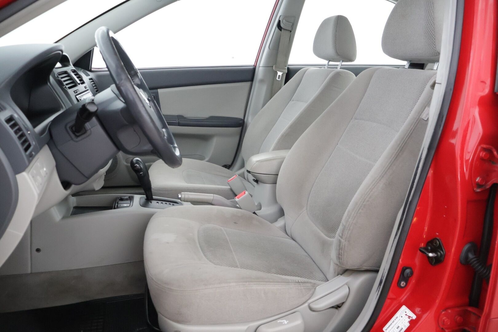 Kia Cerato 2005 4D CERATO SEDAN 1.6 AUTOMATIC ** YritysOutlet - Myydään vain yrityksille - Huoltohistoria / Juuri katsastettu / 2 renkaat / Vetokoukku * 