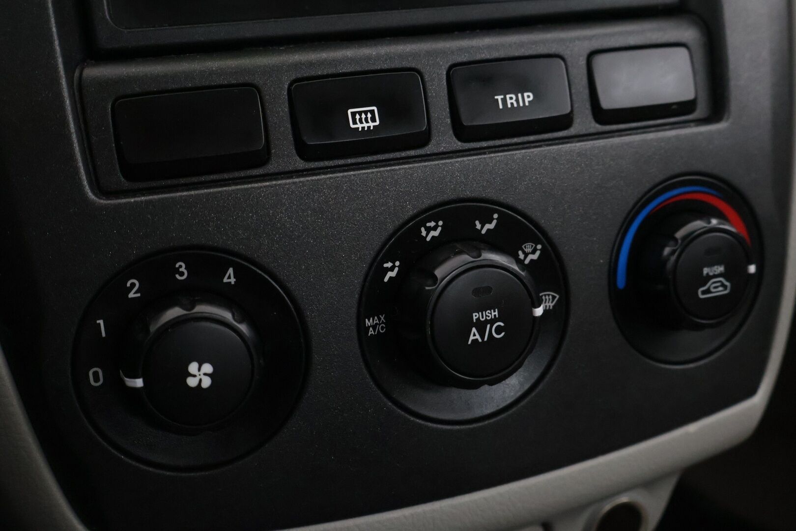 Kia Cerato 2005 4D CERATO SEDAN 1.6 AUTOMATIC ** YritysOutlet - Myydään vain yrityksille - Huoltohistoria / Juuri katsastettu / 2 renkaat / Vetokoukku * 