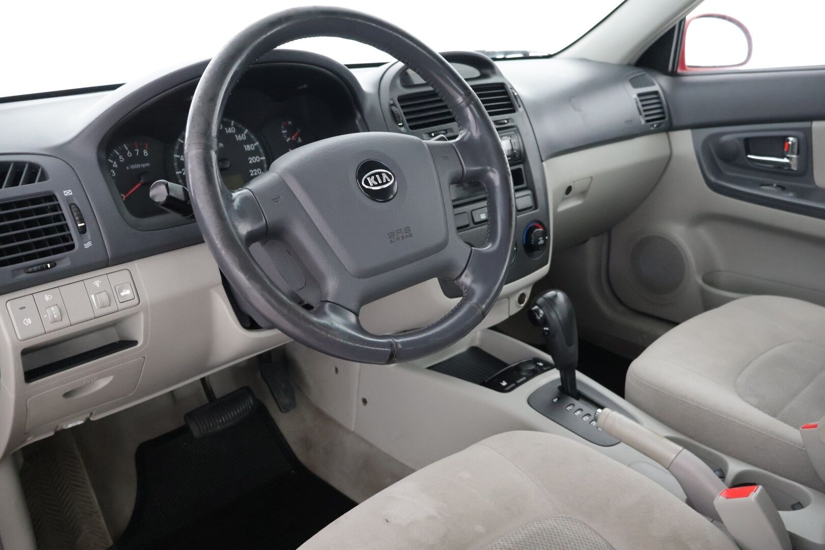 Kia Cerato 2005 4D CERATO SEDAN 1.6 AUTOMATIC ** YritysOutlet - Myydään vain yrityksille - Huoltohistoria / Juuri katsastettu / 2 renkaat / Vetokoukku * 