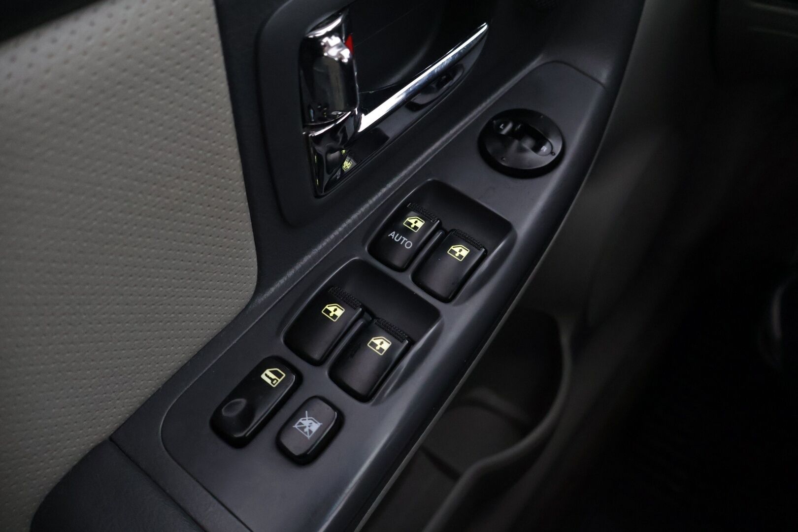 Kia Cerato 2005 4D CERATO SEDAN 1.6 AUTOMATIC ** YritysOutlet - Myydään vain yrityksille - Huoltohistoria / Juuri katsastettu / 2 renkaat / Vetokoukku * 