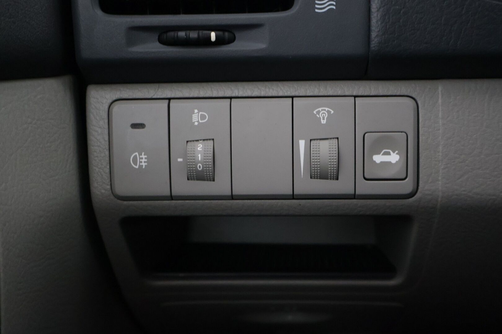 Kia Cerato 2005 4D CERATO SEDAN 1.6 AUTOMATIC ** YritysOutlet - Myydään vain yrityksille - Huoltohistoria / Juuri katsastettu / 2 renkaat / Vetokoukku * 