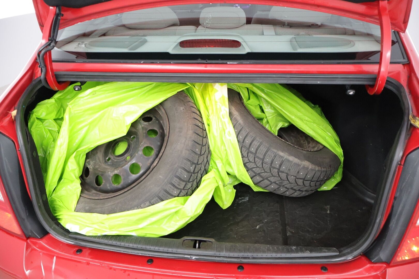 Kia Cerato 2005 4D CERATO SEDAN 1.6 AUTOMATIC ** YritysOutlet - Myydään vain yrityksille - Huoltohistoria / Juuri katsastettu / 2 renkaat / Vetokoukku * 