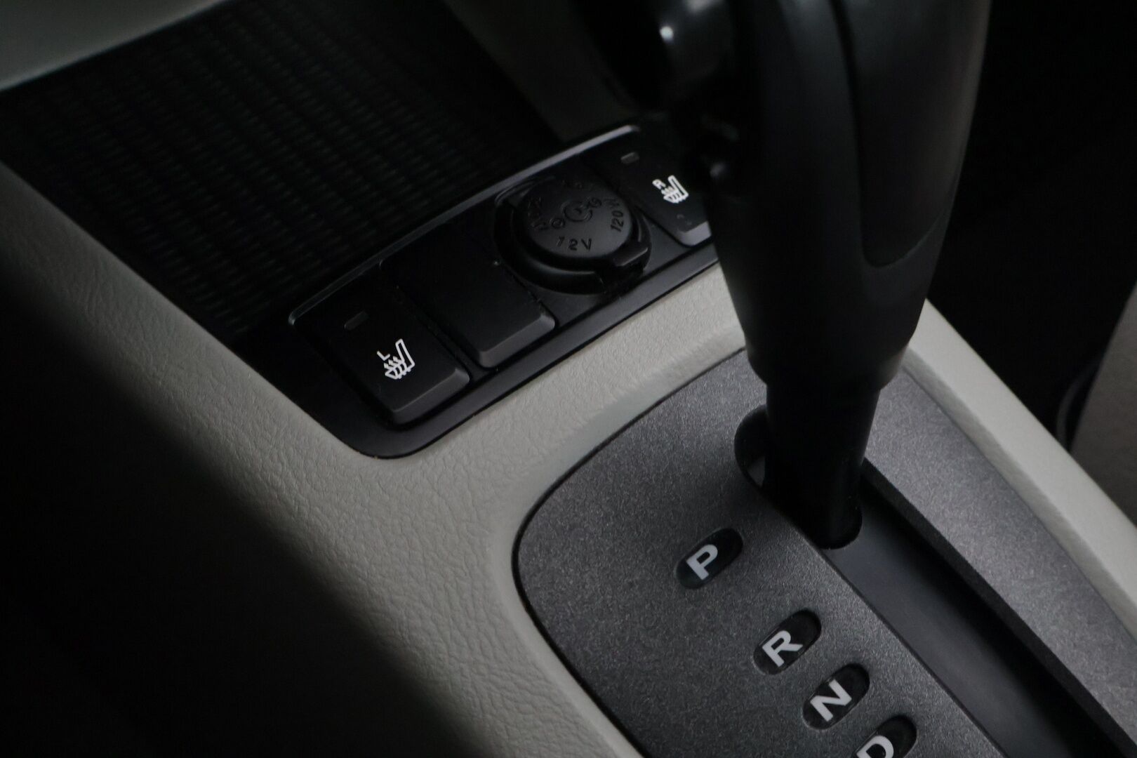 Kia Cerato 2005 4D CERATO SEDAN 1.6 AUTOMATIC ** YritysOutlet - Myydään vain yrityksille - Huoltohistoria / Juuri katsastettu / 2 renkaat / Vetokoukku * 