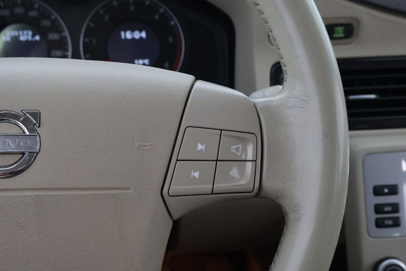 Volvo V70 2008 2,4D Summum aut - YritysOutlet - Myydään vain yrityksille - – Tämä auto myydään YritysOutlet -valikoimasta vain yritykselle