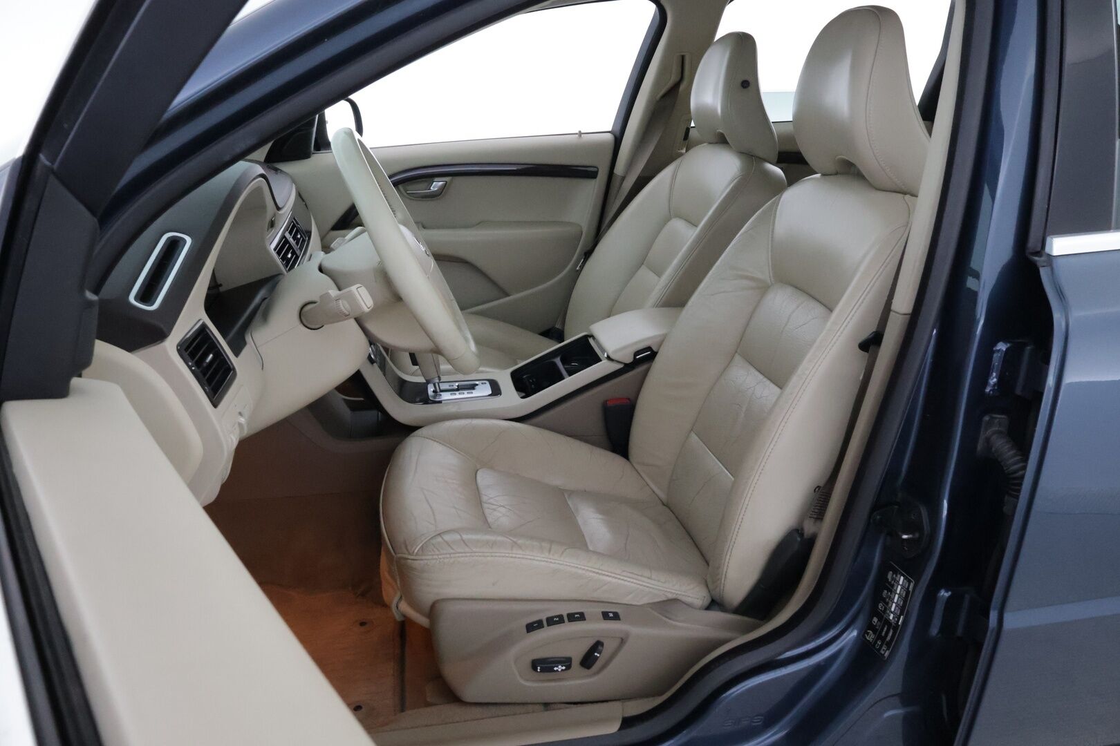 Volvo V70 2008 2,4D Summum aut - YritysOutlet - Myydään vain yrityksille - – Tämä auto myydään YritysOutlet -valikoimasta vain yritykselle