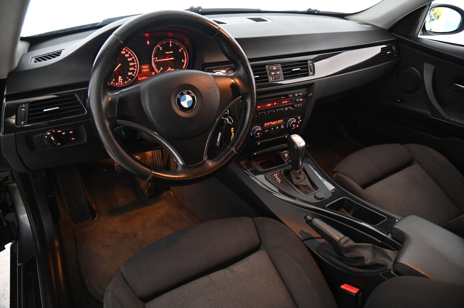BMW 320 2008 E92 Coupé *Myydään Huutokaupat.com* Vakkari / Siisti / Suomi-auto - *Myydään Huutokaupat.com*