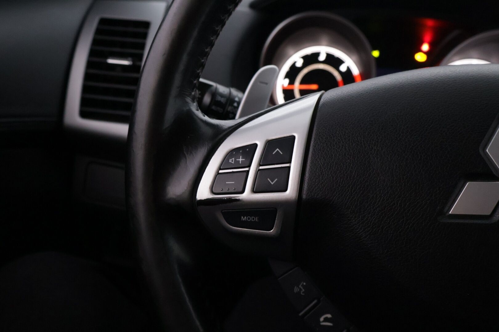 Mitsubishi Outlander 2011 2,2 HDI Instyle Navi TC-SST Business * YritysOutlet - Myydään vain yrityksille* - *7-Paikkainen Nelikko Automaatti! / Nahat kuskinpenkki sähköllä / Vetokoukku / P.kamera / Rockford / KeylessGo / Navigointi 
