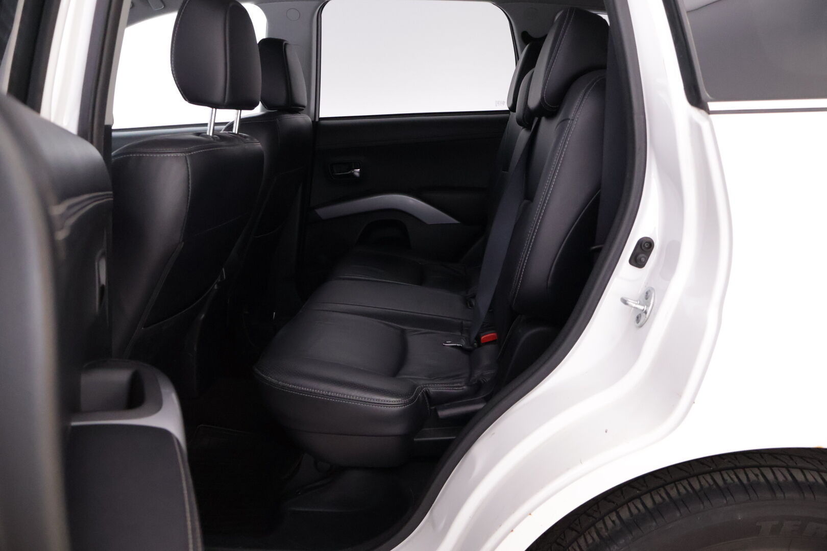 Mitsubishi Outlander 2011 2,2 HDI Instyle Navi TC-SST Business * YritysOutlet - Myydään vain yrityksille* - *7-Paikkainen Nelikko Automaatti! / Nahat kuskinpenkki sähköllä / Vetokoukku / P.kamera / Rockford / KeylessGo / Navigointi 