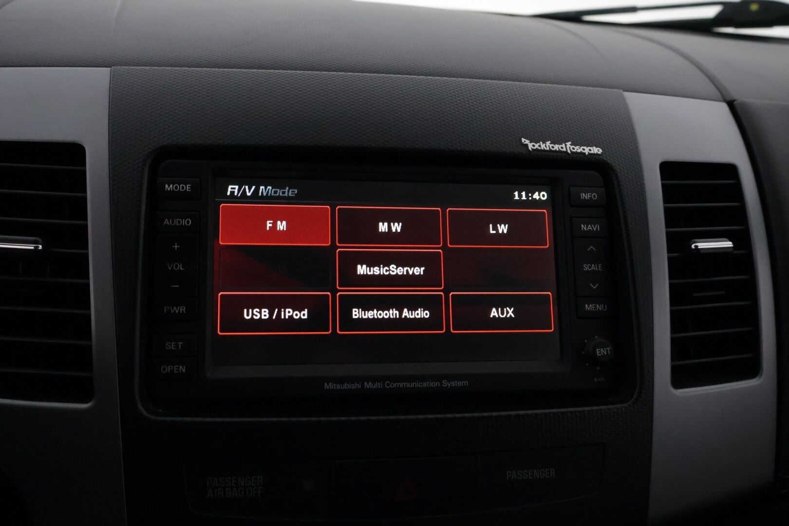 Mitsubishi Outlander 2011 2,2 HDI Instyle Navi TC-SST Business * Myydään vain yrityksille* - *7-Paikkainen Nelikko Automaatti! / Nahat kuskinpenkki sähköllä / Vetokoukku / P.kamera / Rockford / KeylessGo / Navigointi 