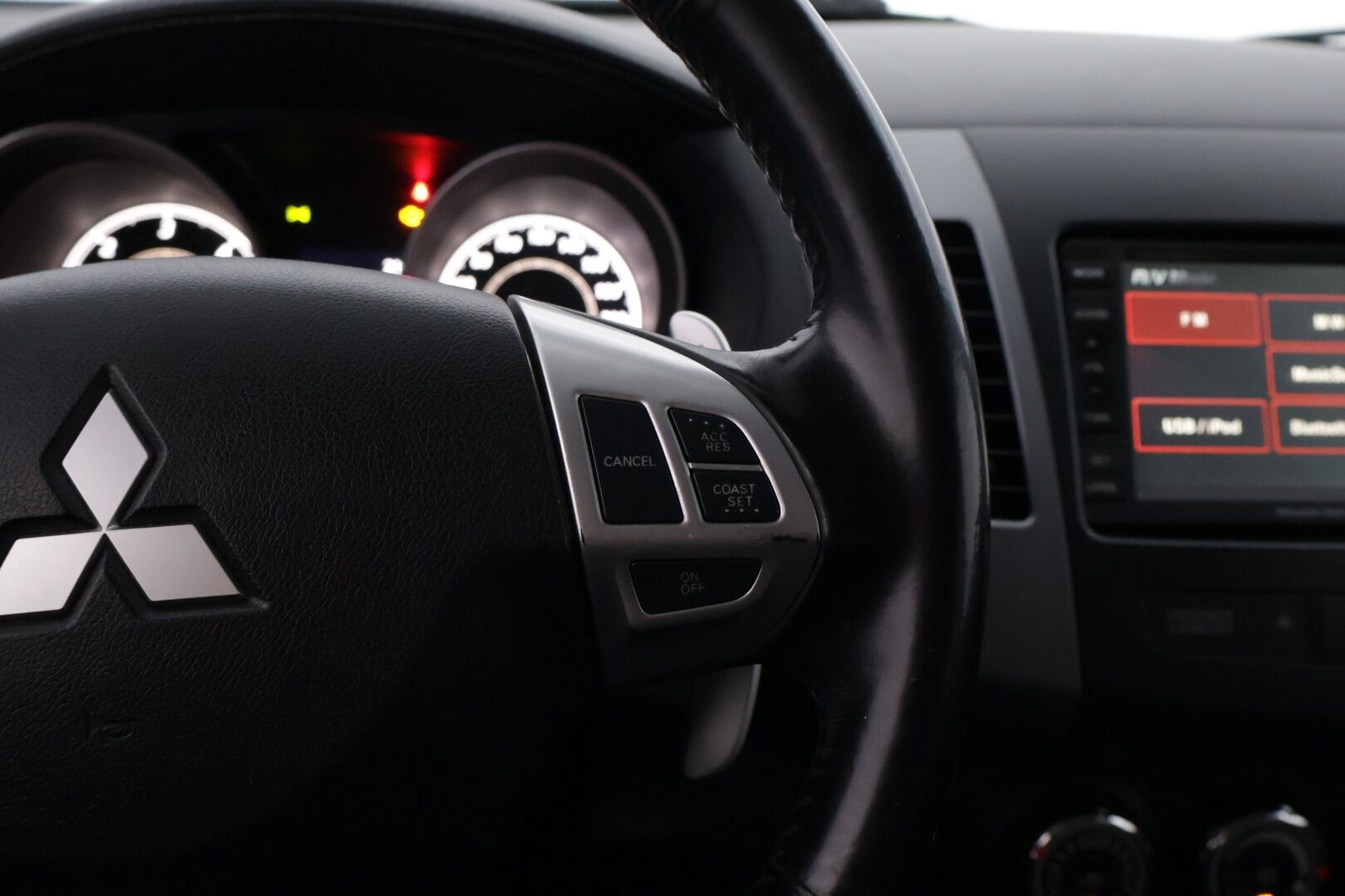 Mitsubishi Outlander 2011 2,2 HDI Instyle Navi TC-SST Business * Myydään vain yrityksille* - *7-Paikkainen Nelikko Automaatti! / Nahat kuskinpenkki sähköllä / Vetokoukku / P.kamera / Rockford / KeylessGo / Navigointi 