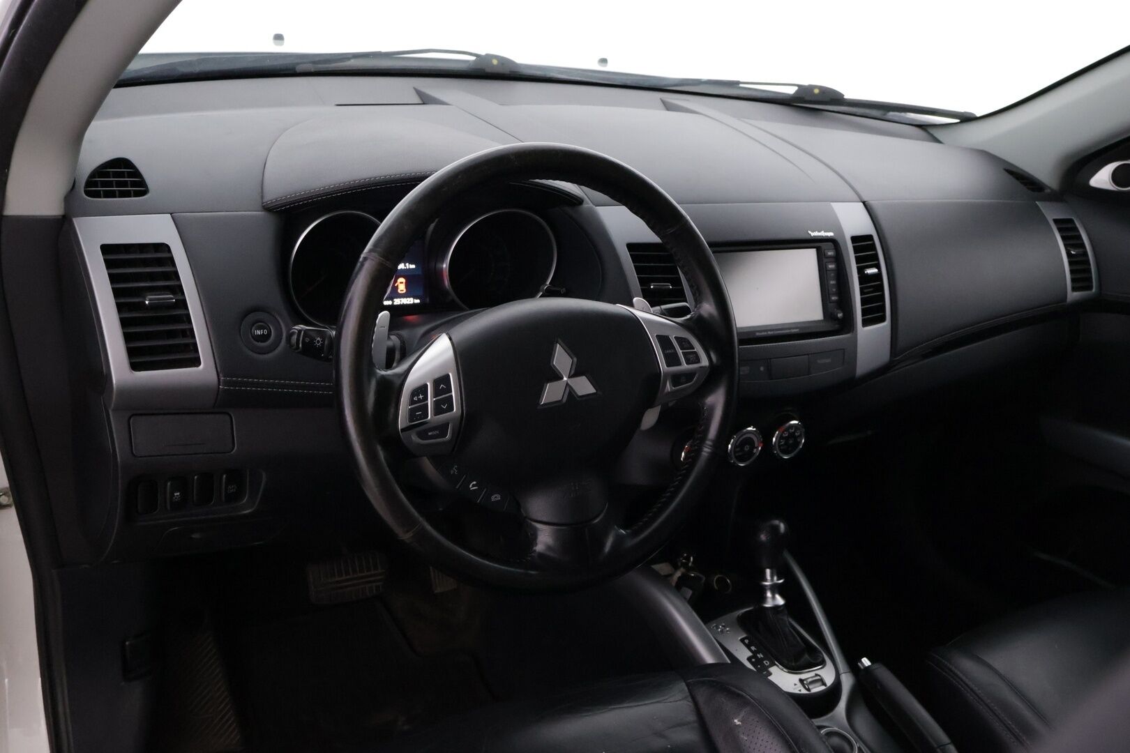 Mitsubishi Outlander 2011 2,2 HDI Instyle Navi TC-SST Business * Myydään vain yrityksille* - *7-Paikkainen Nelikko Automaatti! / Nahat kuskinpenkki sähköllä / Vetokoukku / P.kamera / Rockford / KeylessGo / Navigointi 