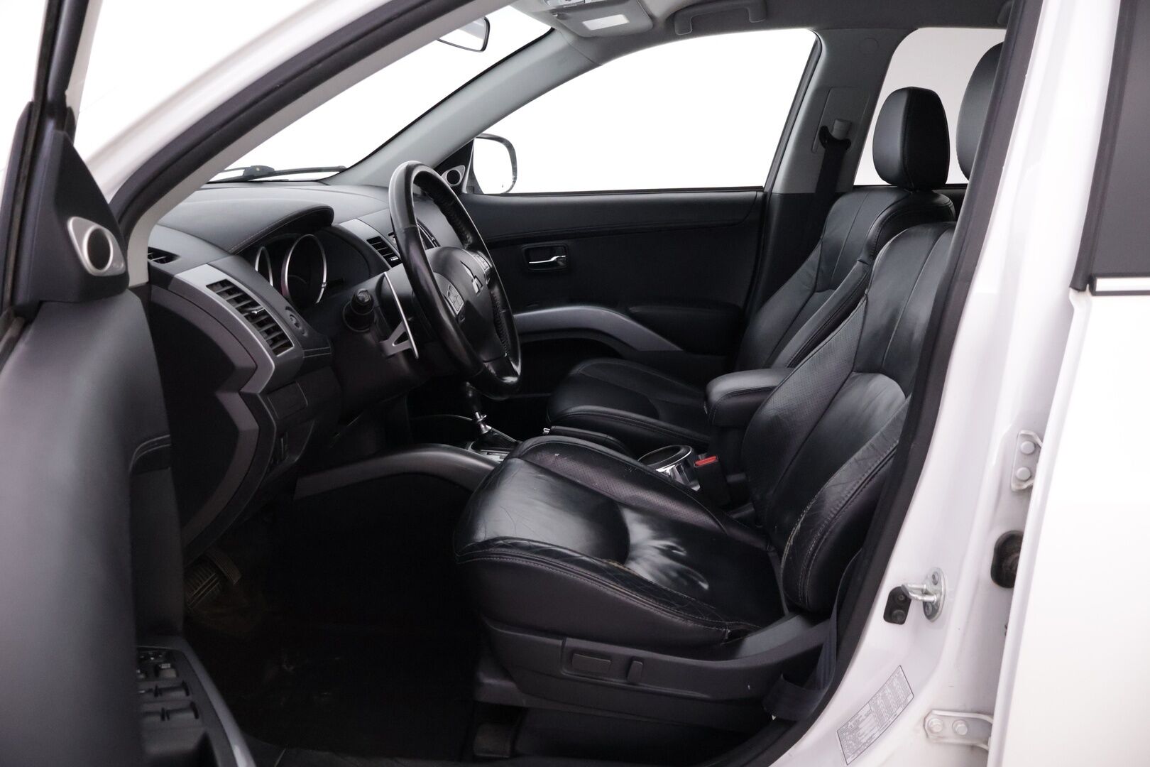 Mitsubishi Outlander 2011 2,2 HDI Instyle Navi TC-SST Business * Myydään vain yrityksille* - *7-Paikkainen Nelikko Automaatti! / Nahat kuskinpenkki sähköllä / Vetokoukku / P.kamera / Rockford / KeylessGo / Navigointi 