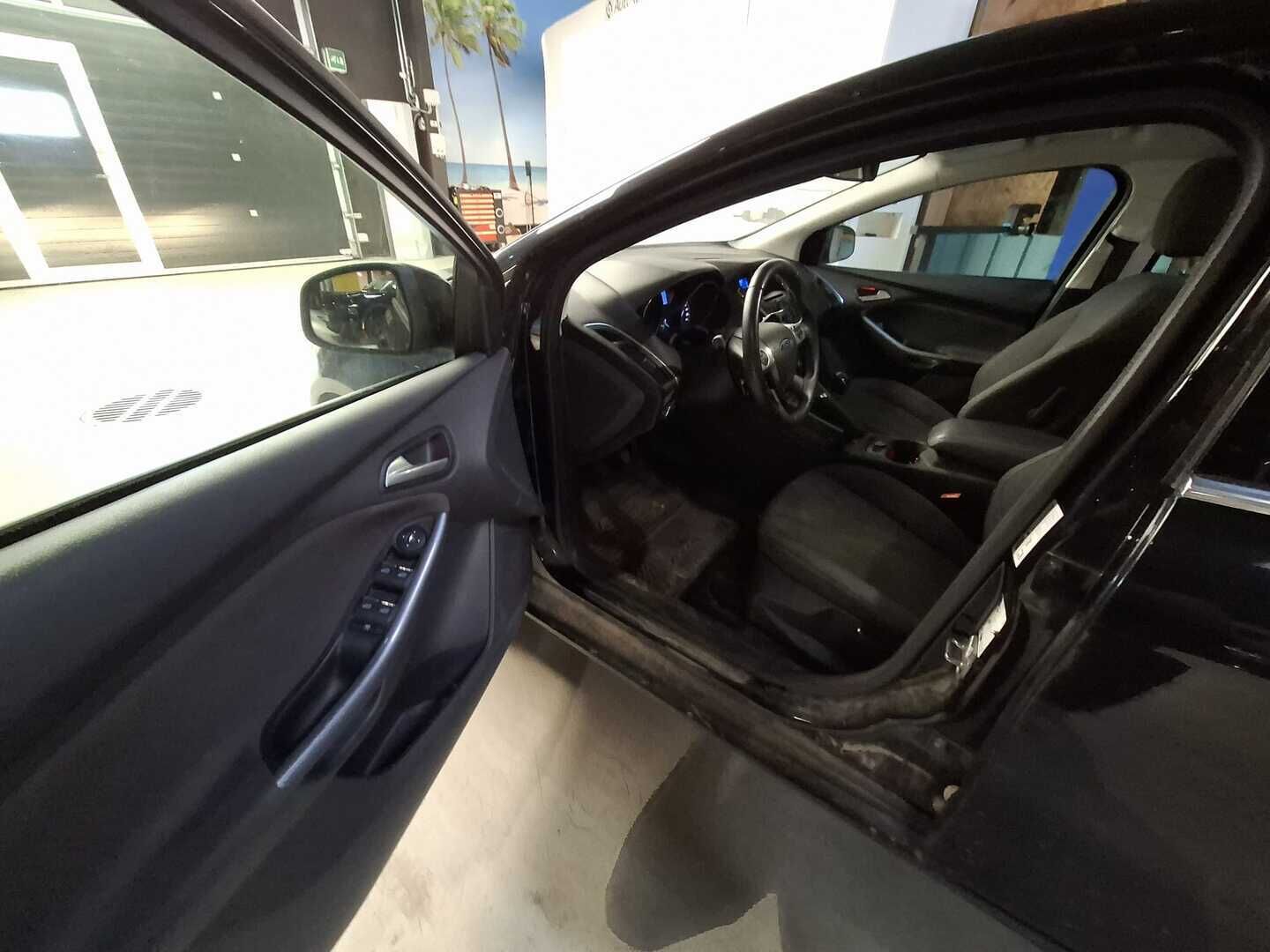 Ford Focus 2012 1,6 120 hv Flexifuel Titanium M5 5-ovinen - Suomiauto / Merkkihuollot / Vakkari / Lämmitettävä tuulilasi / Lohkolämmitin / 2x Renkaat aluvantein!