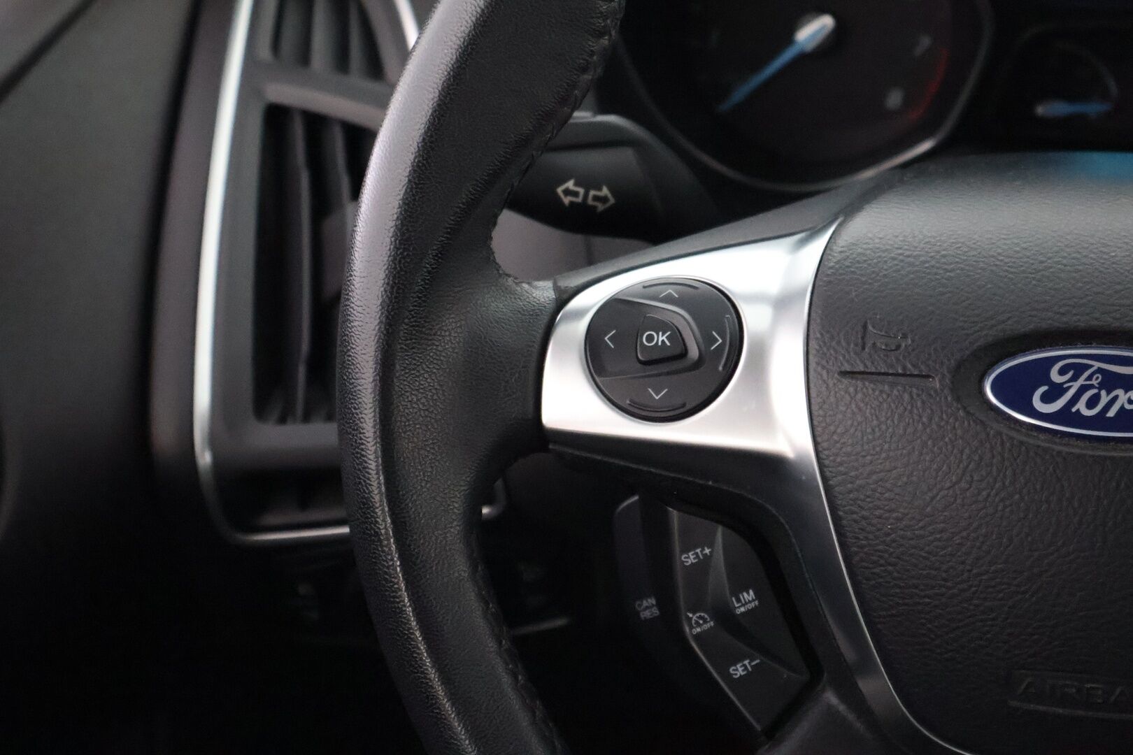 Ford Focus 2012 1,6 120 hv Flexifuel Titanium M5 5-ovinen - Suomiauto / Merkkihuollot / Vakkari / Lämmitettävä tuulilasi / Lohkolämmitin / 2x Renkaat aluvantein!