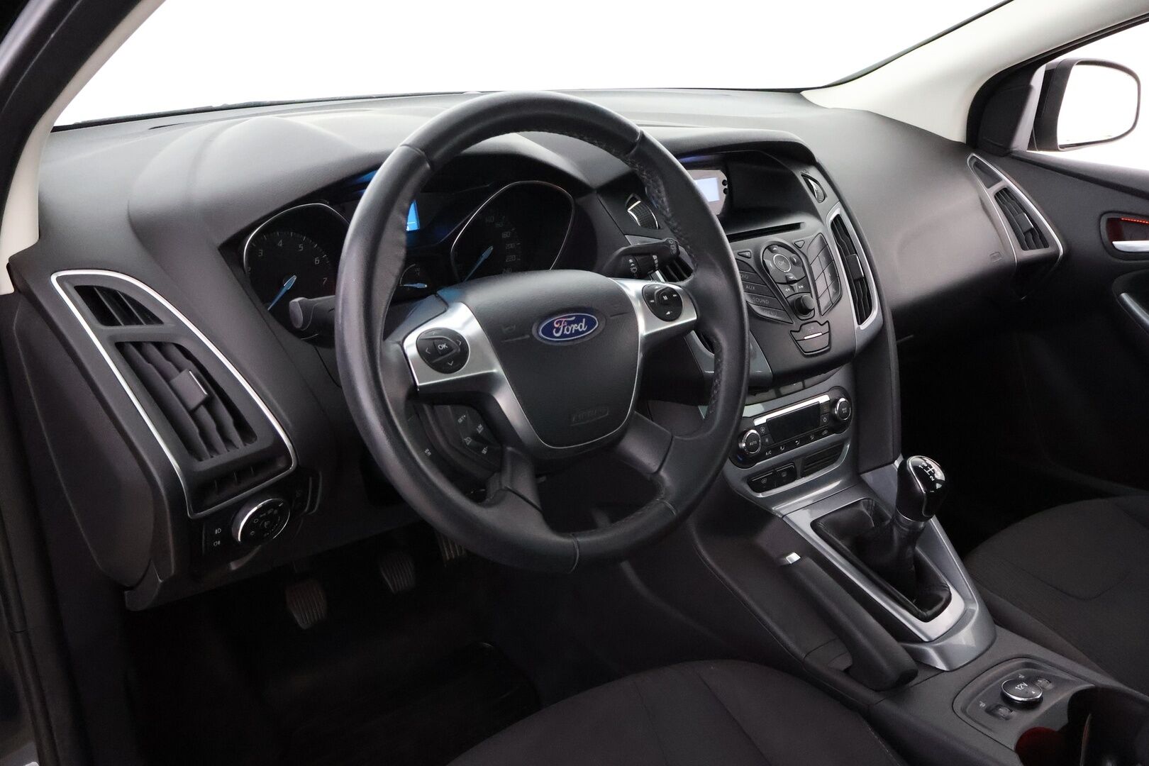 Ford Focus 2012 1,6 120 hv Flexifuel Titanium M5 5-ovinen - Suomiauto / Merkkihuollot / Vakkari / Lämmitettävä tuulilasi / Lohkolämmitin / 2x Renkaat aluvantein!