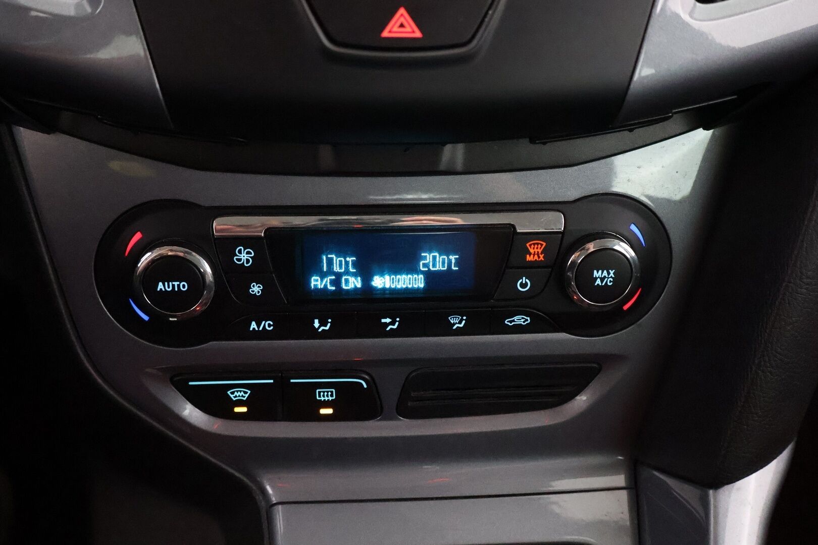 Ford Focus 2012 1,6 120 hv Flexifuel Titanium M5 5-ovinen - Suomiauto / Merkkihuollot / Vakkari / Lämmitettävä tuulilasi / Lohkolämmitin / 2x Renkaat aluvantein!