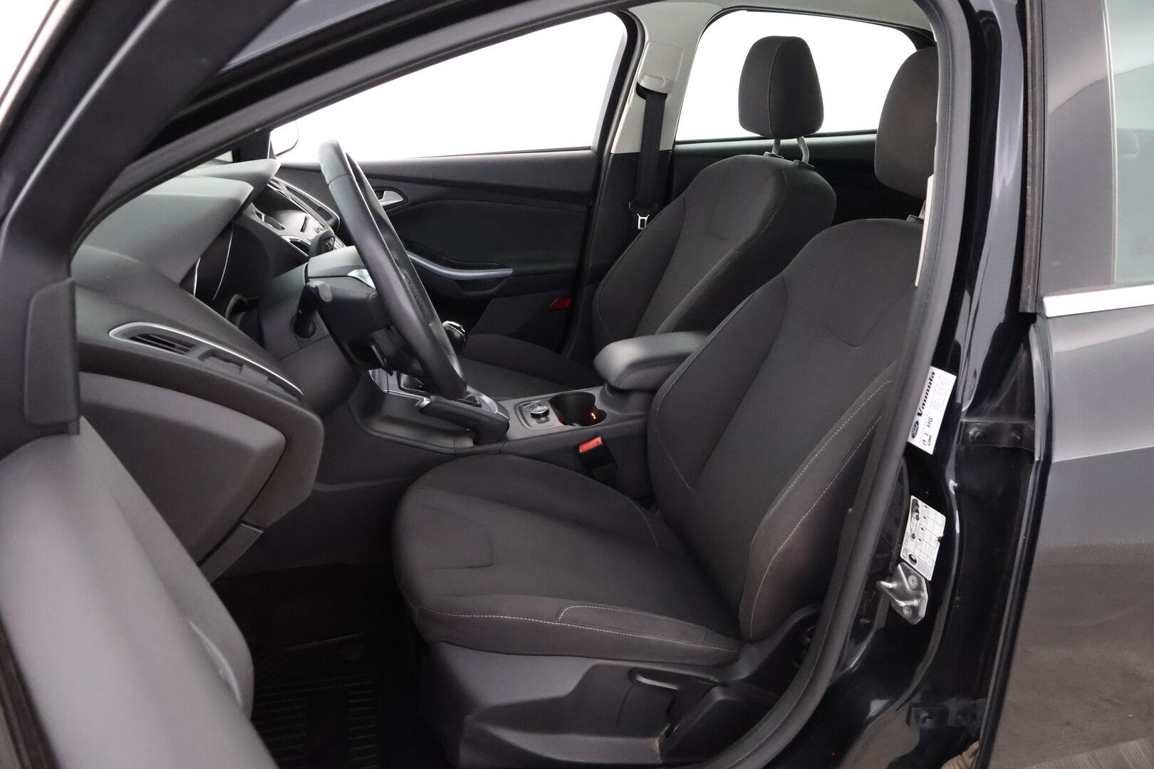 Ford Focus 2012 1,6 120 hv Flexifuel Titanium M5 5-ovinen - Suomiauto / Merkkihuollot / Vakkari / Lämmitettävä tuulilasi / Lohkolämmitin / 2x Renkaat aluvantein!